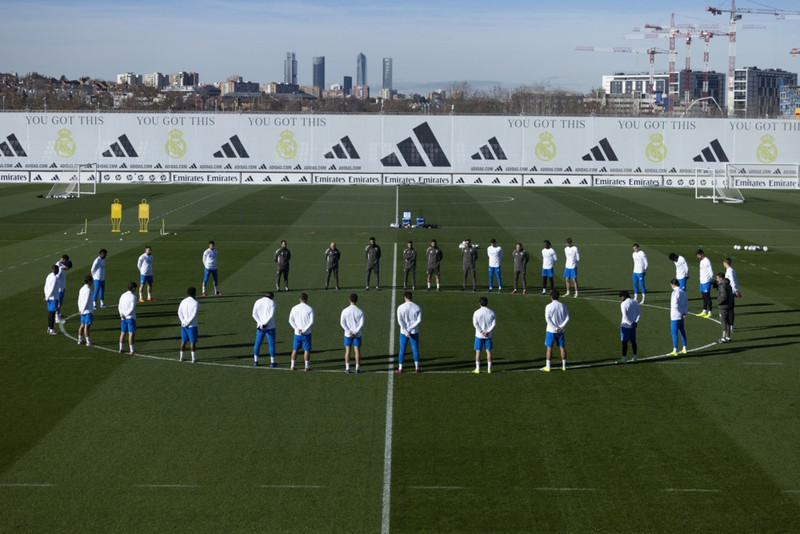 Real Madrid var með mínútu þögn fyrir æfingu eftir lestarslys sem varð á Spáni fyrir níu mánuðum.